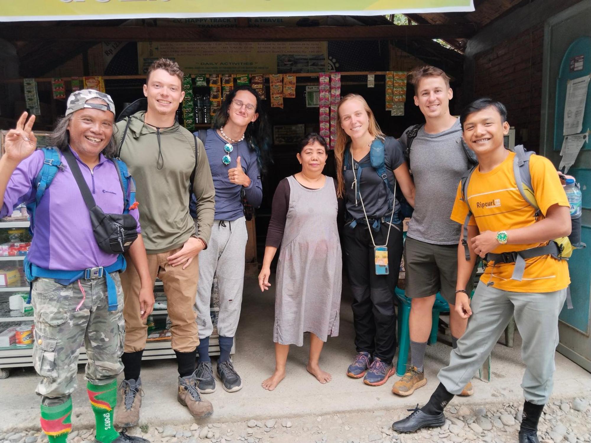 Jhony'S Backpacker-Guest House Only Stay Here Book Treking With Us Bukit Lawang Bagian luar foto