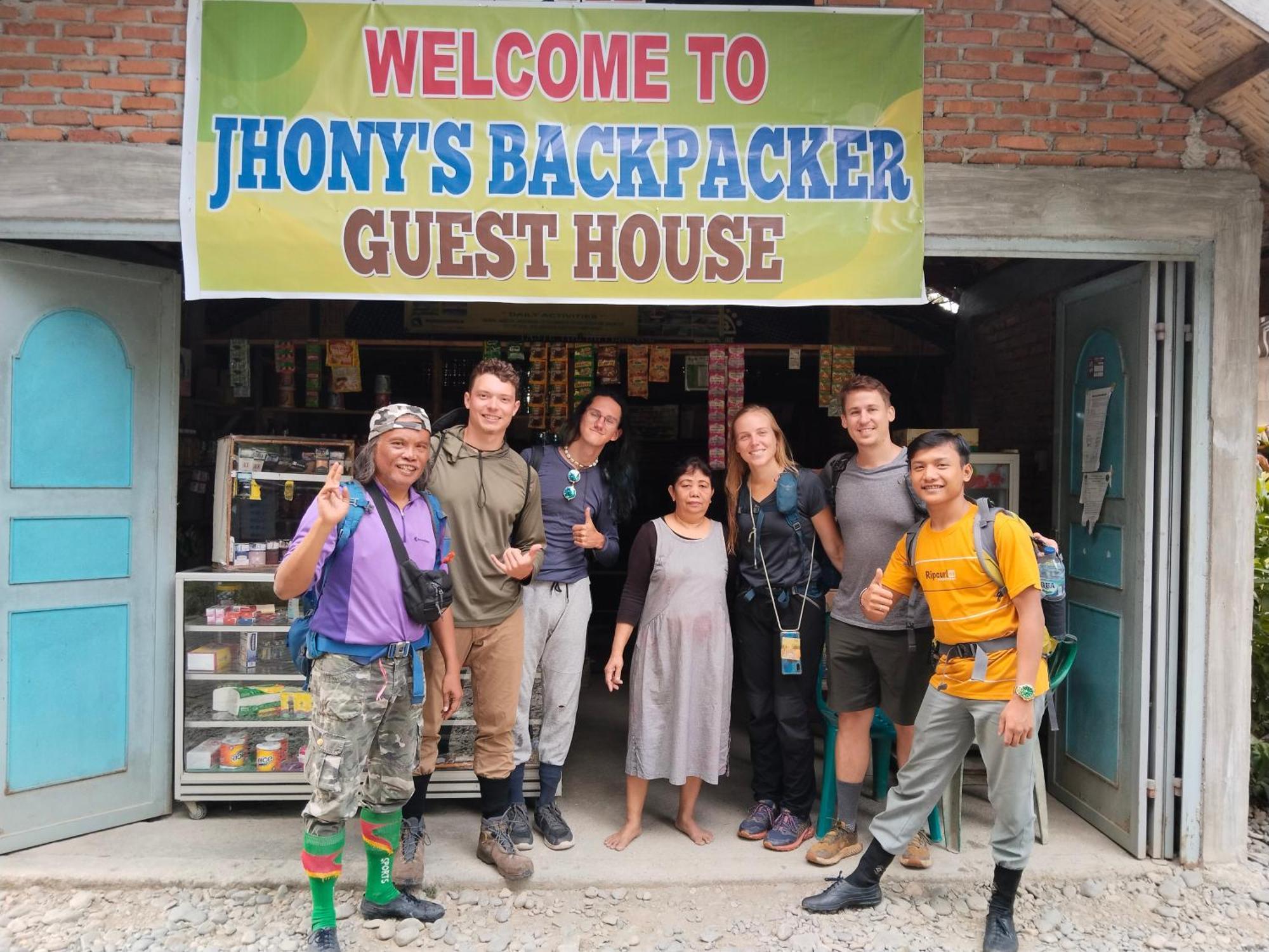 Jhony'S Backpacker-Guest House Only Stay Here Book Treking With Us Bukit Lawang Bagian luar foto