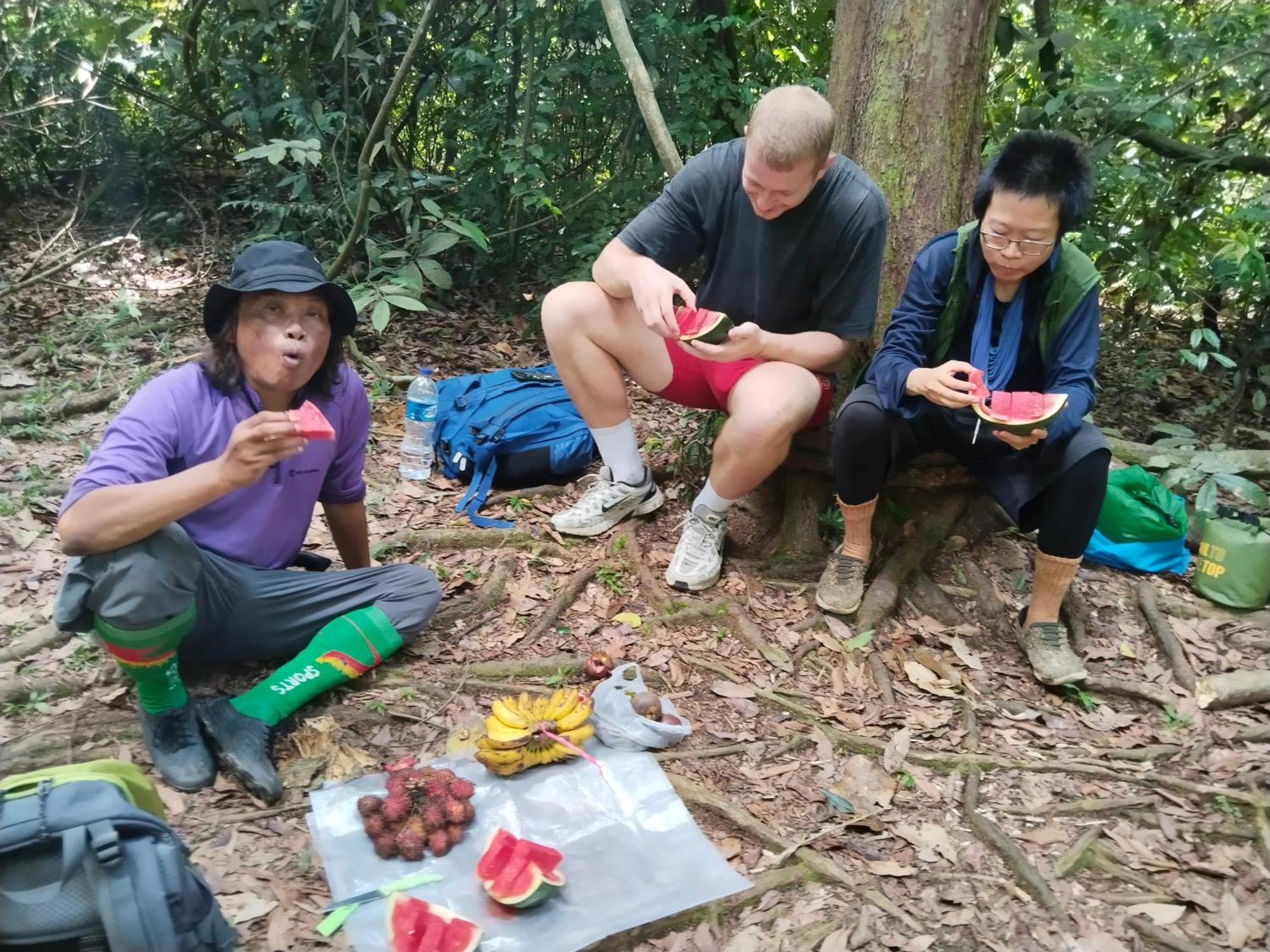 Jhony'S Backpacker-Guest House Only Stay Here Book Treking With Us Bukit Lawang Bagian luar foto
