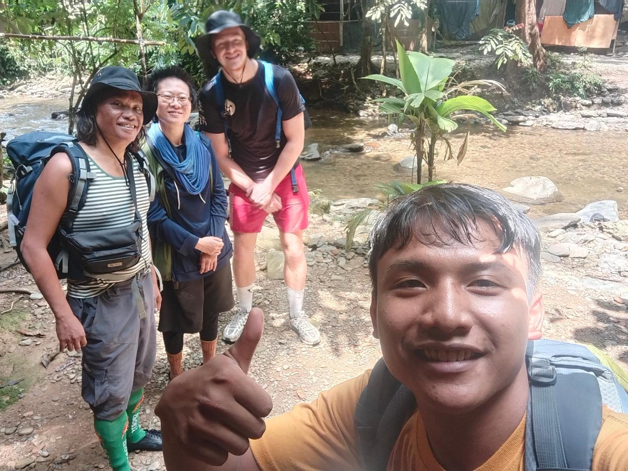 Jhony'S Backpacker-Guest House Only Stay Here Book Treking With Us Bukit Lawang Bagian luar foto