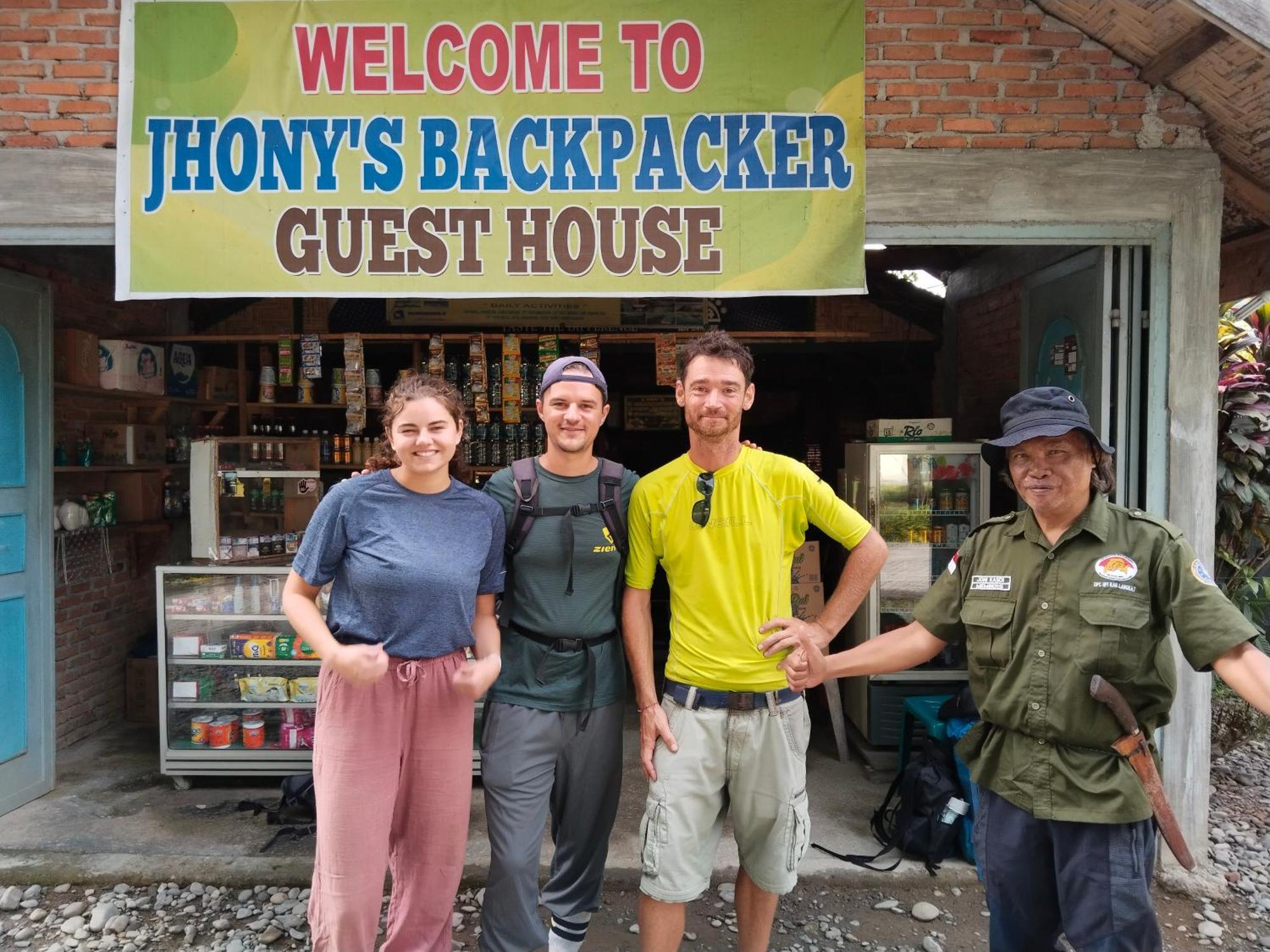 Jhony'S Backpacker-Guest House Only Stay Here Book Treking With Us Bukit Lawang Bagian luar foto