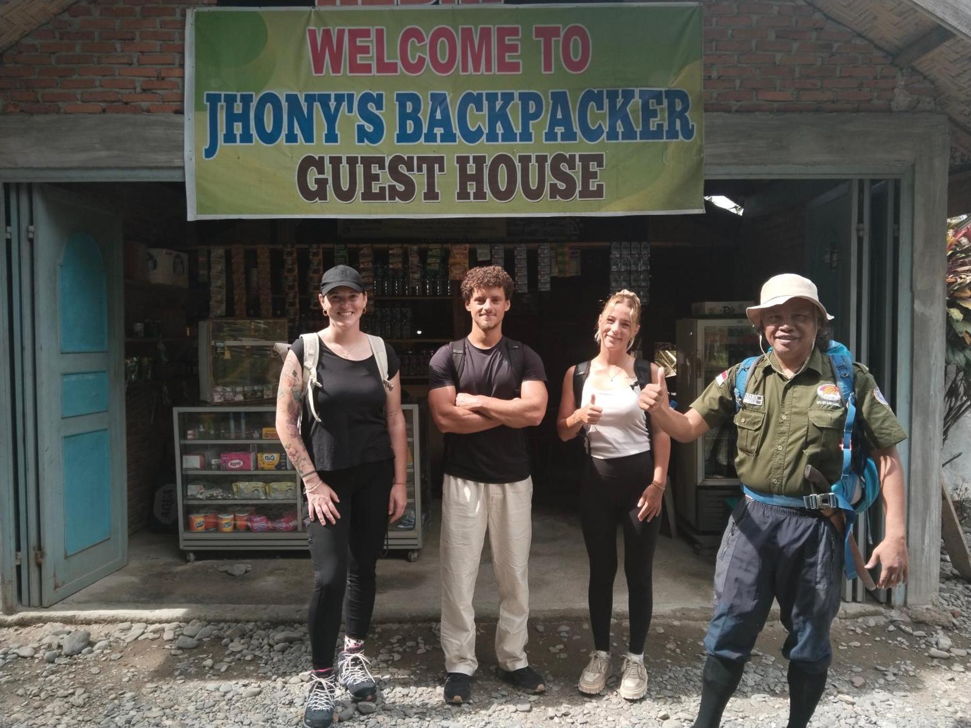 Jhony'S Backpacker-Guest House Only Stay Here Book Treking With Us Bukit Lawang Bagian luar foto